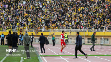 درگیری گلزن با چند پرسپولیسی و اعتراض به داوری در نیمه اول