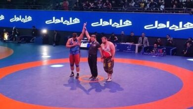 اهدای بازوبند پهلوانی به پهلوان جدید کشور توسط رئیس جمهور