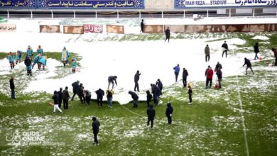 پارو کردن برف در ورزشگاه مشهد توسط خداداد عزیزی + تصاویر