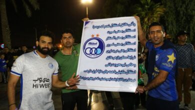 بنر عجیبی که چند طرفدار به فرودگاه بردند/ آموزش هواداری از استقلال در اهواز!(عکس)