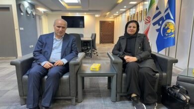 سرمربی تیم ملی فوتبال بانوان با تاج دیدار کرد