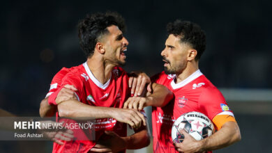 دیدار فوتبال تیم‌های پرسپولیس و گل گهر