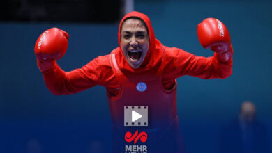 سلام نظامی «سهیلا منصوریان »هنگام اهدای مدال قهرمانی