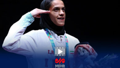 احترام نظامی سارا شفیعی هنگام اهدای مدال طلای بازیهای کشورهای اسلامی