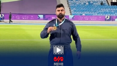 یاسین خسروی با لباس کردی و مدال طلا