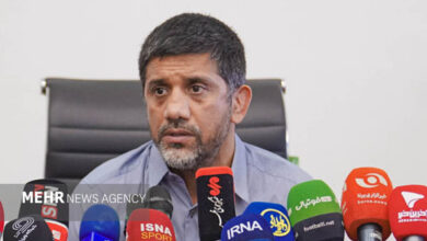 واکنش دبیر به شعار هواداران؛ کسانی که بطری پرتاب کردند از کشتی نبودند