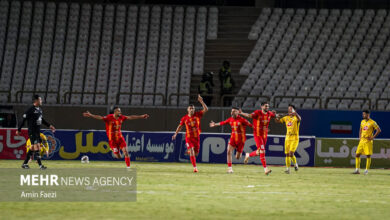 برد فولاد مقابل پرسپولیس در نیمه اول