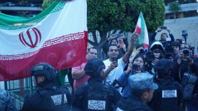 استقبال هواداران تیم ملی در نزدیکی فرودگاه تیخوانا ساعت ۶ صبح!